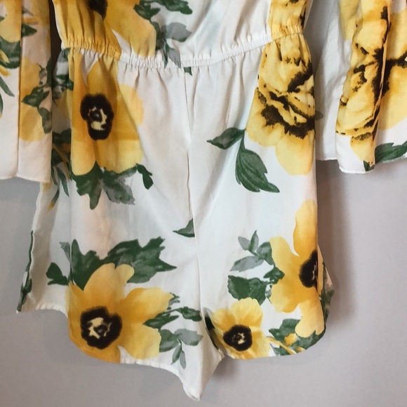 Hint of Blush Romper SZ Small Flare Sleeves White Yellow Flowers Leightweight - Picture 7 of 11